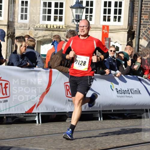 06.10.2024 - 19. swb-Marathon Bremen Strokosch-Dieckow http://msf.ph/oto/7372739 06.10.2024 10:42:48 Ziel 7128, 7197, 7259, 7906, 8311, 8313, 8481 meine-sportfotos.de
