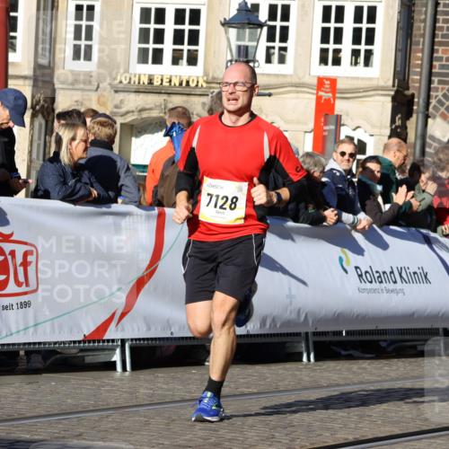 06.10.2024 - 19. swb-Marathon Bremen Strokosch-Dieckow http://msf.ph/oto/7372761 06.10.2024 10:42:48 Ziel 7128, 7197, 7259, 7906, 8311, 8313, 8481 meine-sportfotos.de