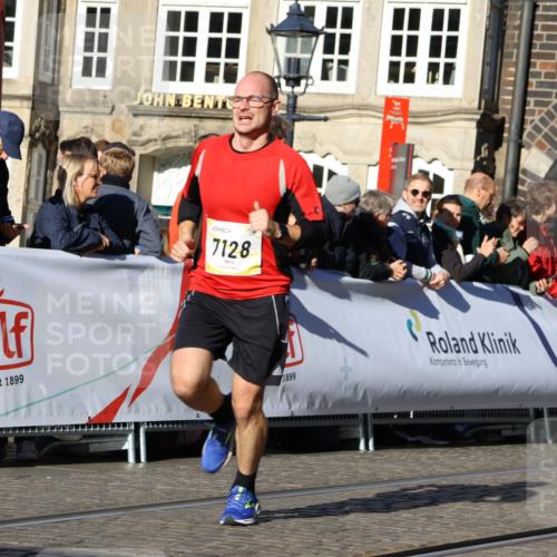 06.10.2024 - 19. swb-Marathon Bremen Strokosch-Dieckow http://msf.ph/oto/7372778 06.10.2024 10:42:48 Ziel 7128, 7197, 7259, 7906, 8311, 8313, 8481 meine-sportfotos.de