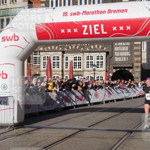 06.10.2024 - 19. swb-Marathon Bremen Luisa Fischer http://msf.ph/oto/7372799 06.10.2024 10:36:41 Ziel 8955, 9105 meine-sportfotos.de