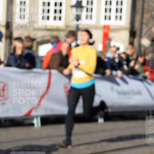06.10.2024 - 19. swb-Marathon Bremen Strokosch-Dieckow http://msf.ph/oto/7372853 06.10.2024 10:42:49 Ziel 7128, 7197, 7259, 7906, 8313, 8481 meine-sportfotos.de
