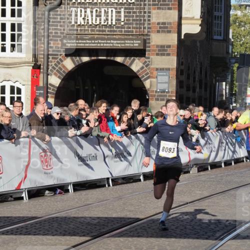 06.10.2024 - 19. swb-Marathon Bremen Luisa Fischer http://msf.ph/oto/7372891 06.10.2024 10:37:17 Ziel 7230, 8093 meine-sportfotos.de