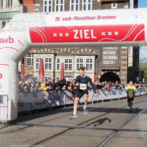 06.10.2024 - 19. swb-Marathon Bremen Luisa Fischer http://msf.ph/oto/7372981 06.10.2024 10:37:19 Ziel 7230, 8093, 8292 meine-sportfotos.de