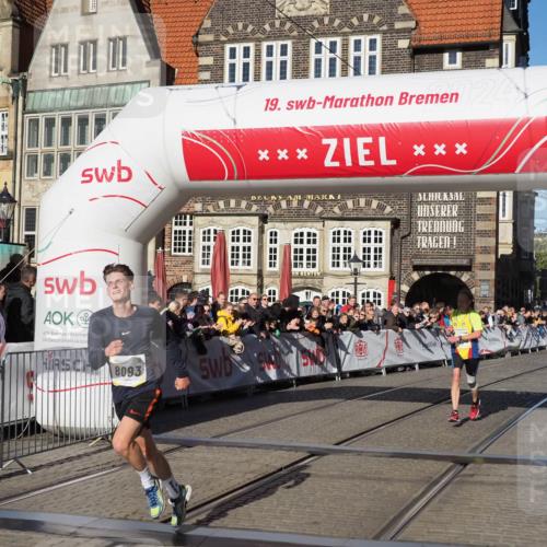 06.10.2024 - 19. swb-Marathon Bremen Luisa Fischer http://msf.ph/oto/7373024 06.10.2024 10:37:20 Ziel 7230, 8093, 8292 meine-sportfotos.de