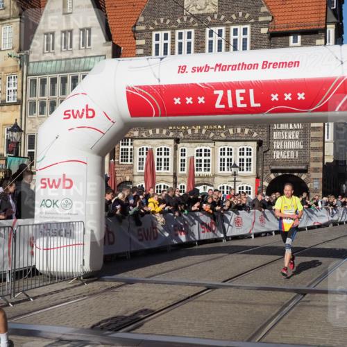 06.10.2024 - 19. swb-Marathon Bremen Luisa Fischer http://msf.ph/oto/7373052 06.10.2024 10:37:20 Ziel 7230, 8093, 8292 meine-sportfotos.de