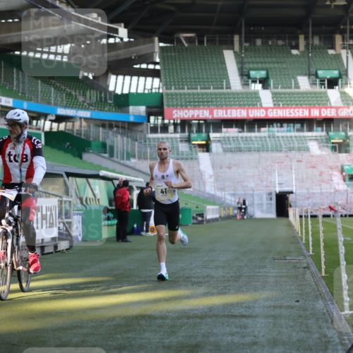06.10.2024 - 19. swb-Marathon Bremen Yannick Fuchs http://msf.ph/oto/7373192 06.10.2024 10:14:28 Laufen im Stadion 41, 8667 meine-sportfotos.de