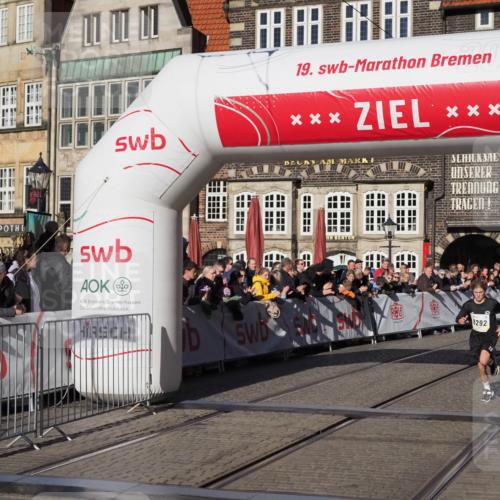 06.10.2024 - 19. swb-Marathon Bremen Luisa Fischer http://msf.ph/oto/7373204 06.10.2024 10:37:25 Ziel 7230, 7376, 8093, 8292, 8937 meine-sportfotos.de