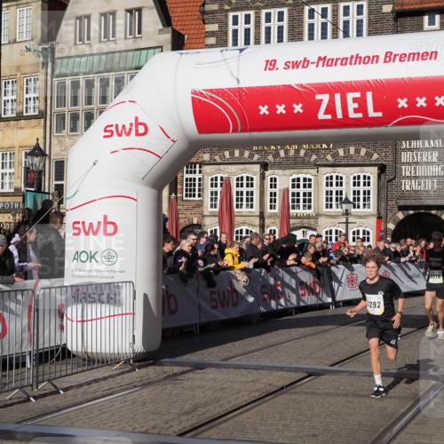 06.10.2024 - 19. swb-Marathon Bremen Luisa Fischer http://msf.ph/oto/7373210 06.10.2024 10:37:25 Ziel 7230, 7376, 8093, 8292, 8937 meine-sportfotos.de