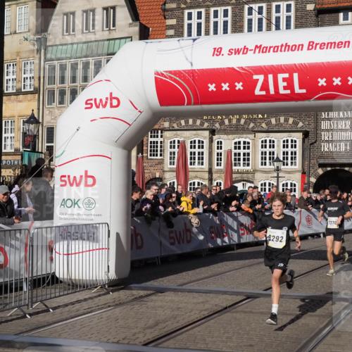 06.10.2024 - 19. swb-Marathon Bremen Luisa Fischer http://msf.ph/oto/7373230 06.10.2024 10:37:26 Ziel 7230, 7376, 8292, 8797, 8937 meine-sportfotos.de