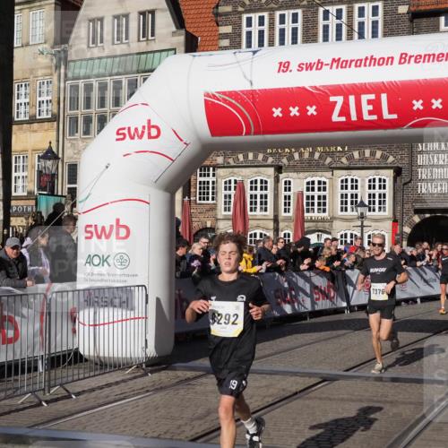 06.10.2024 - 19. swb-Marathon Bremen Luisa Fischer http://msf.ph/oto/7373257 06.10.2024 10:37:26 Ziel 7230, 7376, 8292, 8797, 8937 meine-sportfotos.de