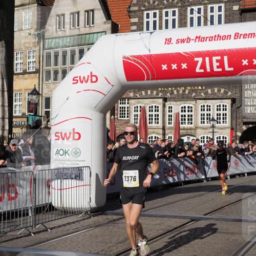06.10.2024 - 19. swb-Marathon Bremen Luisa Fischer http://msf.ph/oto/7373313 06.10.2024 10:37:28 Ziel 7376, 8292, 8797, 8937 meine-sportfotos.de