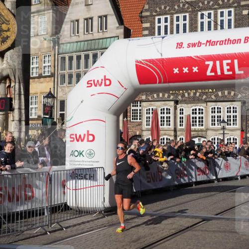 06.10.2024 - 19. swb-Marathon Bremen Luisa Fischer http://msf.ph/oto/7373449 06.10.2024 10:37:30 Ziel 7376, 8292, 8797, 8937 meine-sportfotos.de