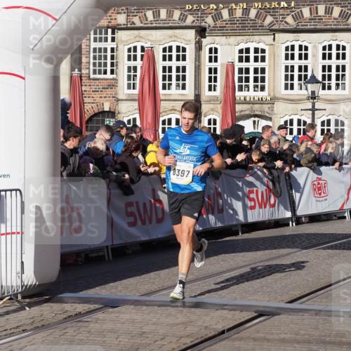 06.10.2024 - 19. swb-Marathon Bremen Luisa Fischer http://msf.ph/oto/7373531 06.10.2024 10:37:40 Ziel 7646, 7839, 8397 meine-sportfotos.de