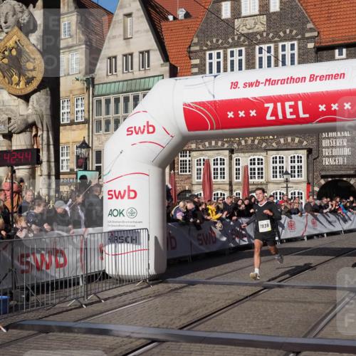 06.10.2024 - 19. swb-Marathon Bremen Luisa Fischer http://msf.ph/oto/7373632 06.10.2024 10:37:44 Ziel 7646, 7839, 8397 meine-sportfotos.de