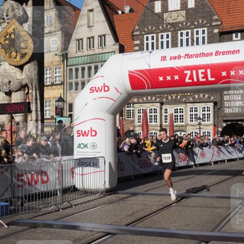 06.10.2024 - 19. swb-Marathon Bremen Luisa Fischer http://msf.ph/oto/7373646 06.10.2024 10:37:44 Ziel 7646, 7839, 8397 meine-sportfotos.de