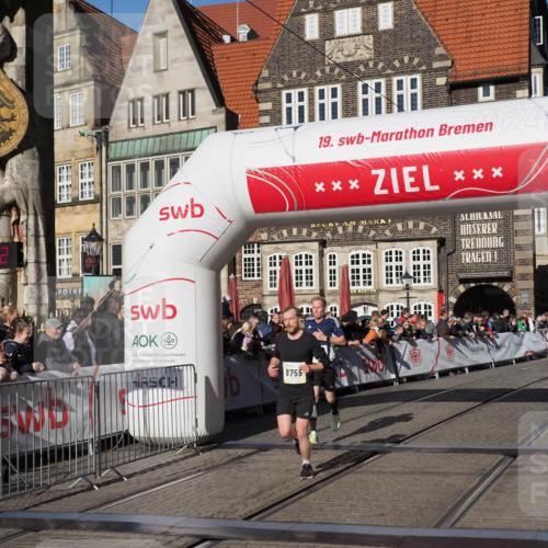 06.10.2024 - 19. swb-Marathon Bremen Luisa Fischer http://msf.ph/oto/7373791 06.10.2024 10:37:52 Ziel 7963, 8755 meine-sportfotos.de