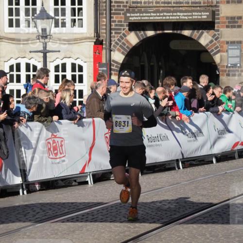 06.10.2024 - 19. swb-Marathon Bremen Luisa Fischer http://msf.ph/oto/7373839 06.10.2024 10:38:01 Ziel 8602, 8631 meine-sportfotos.de