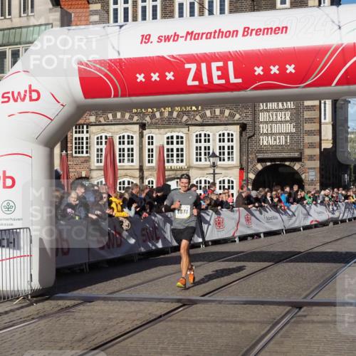 06.10.2024 - 19. swb-Marathon Bremen Luisa Fischer http://msf.ph/oto/7373854 06.10.2024 10:38:02 Ziel 8602, 8631 meine-sportfotos.de