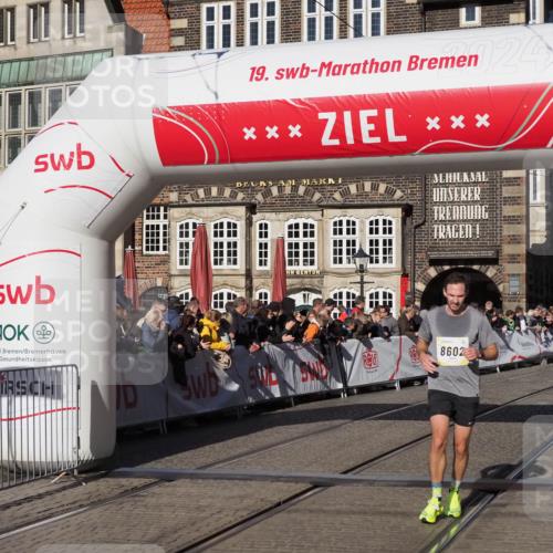 06.10.2024 - 19. swb-Marathon Bremen Luisa Fischer http://msf.ph/oto/7373892 06.10.2024 10:38:07 Ziel 8583, 8602, 8631 meine-sportfotos.de