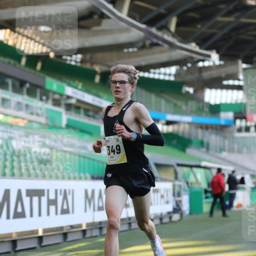 06.10.2024 - 19. swb-Marathon Bremen Yannick Fuchs http://msf.ph/oto/7374002 06.10.2024 10:15:24 Laufen im Stadion 8349, 8350, 8395, 8396 meine-sportfotos.de
