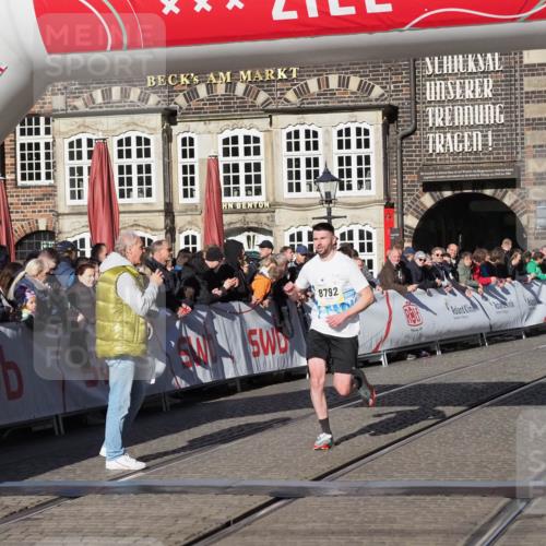 06.10.2024 - 19. swb-Marathon Bremen Luisa Fischer http://msf.ph/oto/7374020 06.10.2024 10:38:35 Ziel 8792 meine-sportfotos.de
