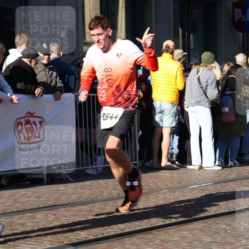 06.10.2024 - 19. swb-Marathon Bremen Strokosch-Dieckow http://msf.ph/oto/7374047 06.10.2024 10:40:35 Laufen 7196, 7743, 7964, 8095, 8120, 8180, 8329, 8331, 8383, 8544, 8571, 8642, 8656, 8831, 9019, 9052 meine-sportfotos.de