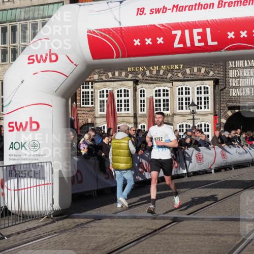 06.10.2024 - 19. swb-Marathon Bremen Luisa Fischer http://msf.ph/oto/7374049 06.10.2024 10:38:36 Ziel 8792 meine-sportfotos.de