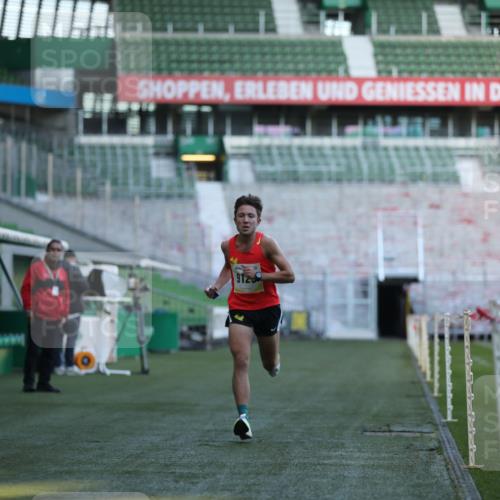 06.10.2024 - 19. swb-Marathon Bremen Yannick Fuchs http://msf.ph/oto/7374146 06.10.2024 10:15:38 Laufen im Stadion 8349, 9125 meine-sportfotos.de