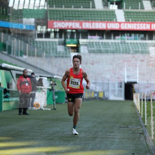 06.10.2024 - 19. swb-Marathon Bremen Yannick Fuchs http://msf.ph/oto/7374176 06.10.2024 10:15:38 Laufen im Stadion 8349, 9125 meine-sportfotos.de