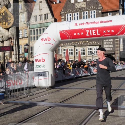 06.10.2024 - 19. swb-Marathon Bremen Luisa Fischer http://msf.ph/oto/7374350 06.10.2024 10:39:20 Ziel 7993, 8466 meine-sportfotos.de