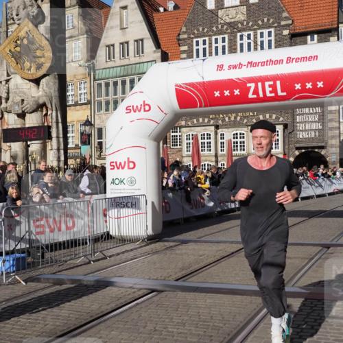06.10.2024 - 19. swb-Marathon Bremen Luisa Fischer http://msf.ph/oto/7374376 06.10.2024 10:39:20 Ziel 7993, 8466 meine-sportfotos.de