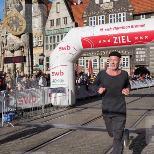 06.10.2024 - 19. swb-Marathon Bremen Luisa Fischer http://msf.ph/oto/7374387 06.10.2024 10:39:21 Ziel 7993, 8275, 8466 meine-sportfotos.de