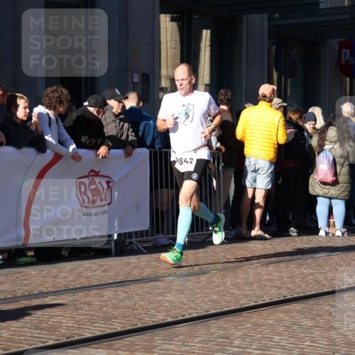 06.10.2024 - 19. swb-Marathon Bremen Strokosch-Dieckow http://msf.ph/oto/7374421 06.10.2024 10:40:51 Laufen 7196, 7743, 7964, 8095, 8329, 8331, 8383, 8571, 8642, 8656, 8831, 9019 meine-sportfotos.de