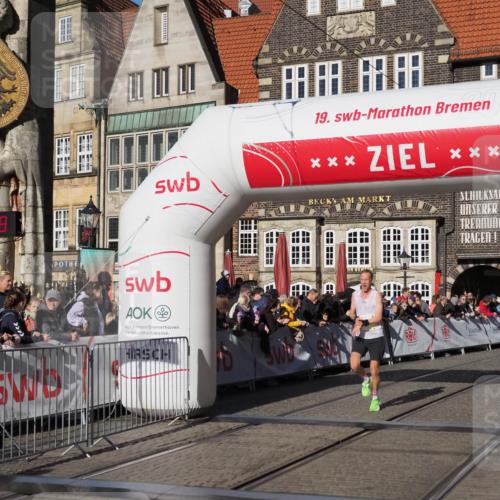06.10.2024 - 19. swb-Marathon Bremen Luisa Fischer http://msf.ph/oto/7374496 06.10.2024 10:39:38 Ziel 7105, 8511, 9033 meine-sportfotos.de