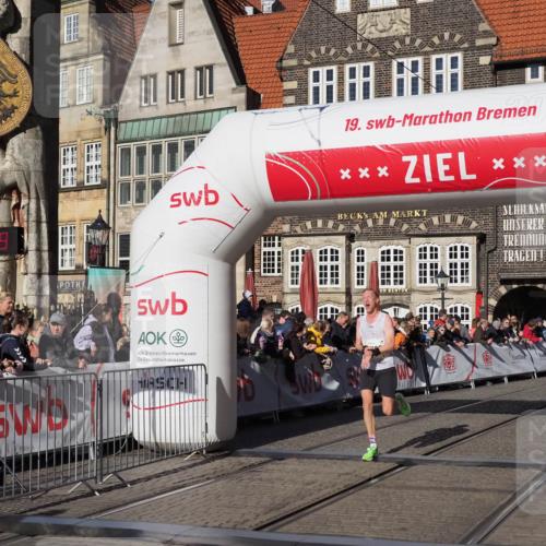 06.10.2024 - 19. swb-Marathon Bremen Luisa Fischer http://msf.ph/oto/7374527 06.10.2024 10:39:38 Ziel 7105, 8511, 9033 meine-sportfotos.de