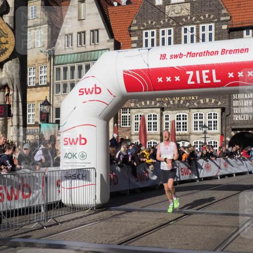 06.10.2024 - 19. swb-Marathon Bremen Luisa Fischer http://msf.ph/oto/7374544 06.10.2024 10:39:39 Ziel 7105, 8511, 9056 meine-sportfotos.de