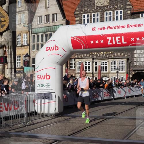 06.10.2024 - 19. swb-Marathon Bremen Luisa Fischer http://msf.ph/oto/7374560 06.10.2024 10:39:39 Ziel 7105, 8511, 9056 meine-sportfotos.de