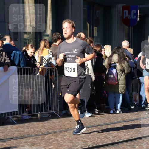 06.10.2024 - 19. swb-Marathon Bremen Strokosch-Dieckow http://msf.ph/oto/7374597 06.10.2024 10:40:56 Laufen 7196, 7743, 7964, 8095, 8329, 8331, 8517, 8571, 8656, 8831, 9019 meine-sportfotos.de