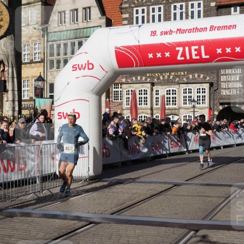 06.10.2024 - 19. swb-Marathon Bremen Luisa Fischer http://msf.ph/oto/7374633 06.10.2024 10:39:44 Ziel 7105, 8511, 9056 meine-sportfotos.de