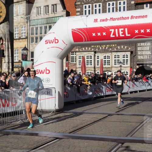06.10.2024 - 19. swb-Marathon Bremen Luisa Fischer http://msf.ph/oto/7374653 06.10.2024 10:39:44 Ziel 7105, 8511, 9056 meine-sportfotos.de