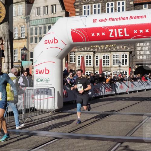 06.10.2024 - 19. swb-Marathon Bremen Luisa Fischer http://msf.ph/oto/7374713 06.10.2024 10:39:45 Ziel 8511, 9056 meine-sportfotos.de