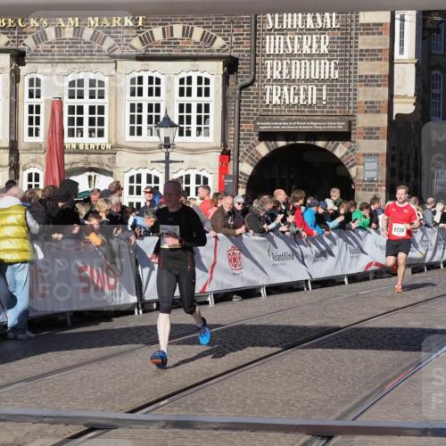 06.10.2024 - 19. swb-Marathon Bremen Luisa Fischer http://msf.ph/oto/7374911 06.10.2024 10:40:34 Ziel 8726, 8784 meine-sportfotos.de