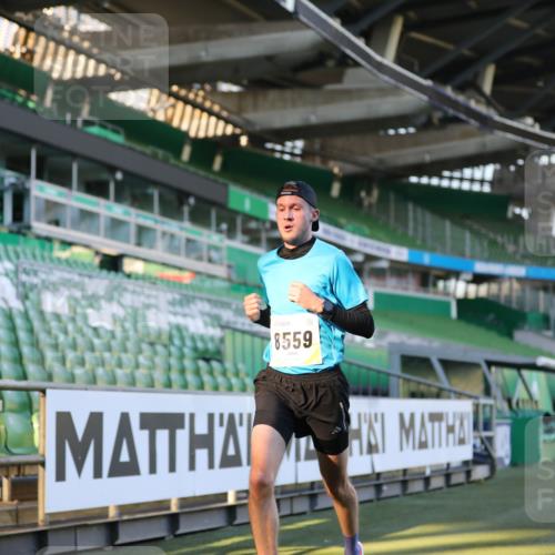 06.10.2024 - 19. swb-Marathon Bremen Yannick Fuchs http://msf.ph/oto/7374915 06.10.2024 10:16:30 Laufen im Stadion 7498, 8559 meine-sportfotos.de