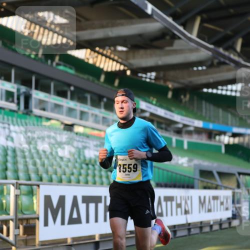 06.10.2024 - 19. swb-Marathon Bremen Yannick Fuchs http://msf.ph/oto/7374924 06.10.2024 10:16:31 Laufen im Stadion 7498, 8559 meine-sportfotos.de
