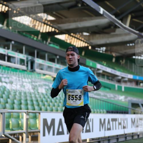 06.10.2024 - 19. swb-Marathon Bremen Yannick Fuchs http://msf.ph/oto/7374931 06.10.2024 10:16:31 Laufen im Stadion 7498, 8559 meine-sportfotos.de