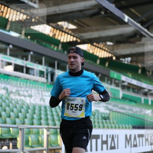 06.10.2024 - 19. swb-Marathon Bremen Yannick Fuchs http://msf.ph/oto/7374937 06.10.2024 10:16:31 Laufen im Stadion 7498, 8559 meine-sportfotos.de