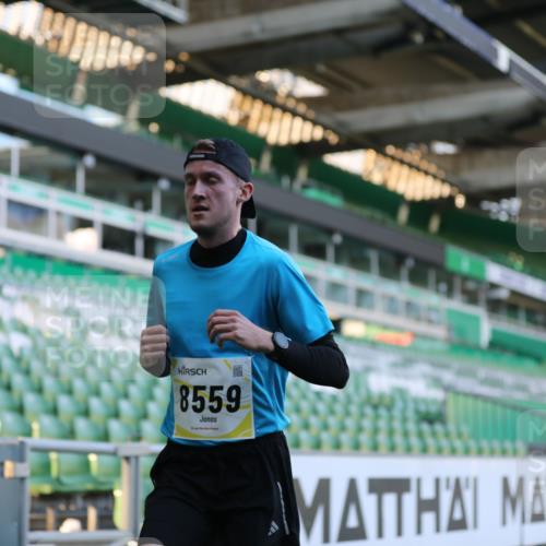 06.10.2024 - 19. swb-Marathon Bremen Yannick Fuchs http://msf.ph/oto/7374940 06.10.2024 10:16:31 Laufen im Stadion 7498, 8559 meine-sportfotos.de