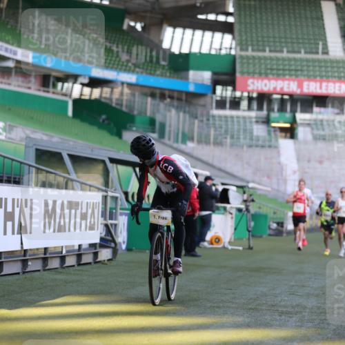 06.10.2024 - 19. swb-Marathon Bremen Yannick Fuchs http://msf.ph/oto/7374947 06.10.2024 10:16:37 Laufen im Stadion 44, 51, 7498, 8080, 8559 meine-sportfotos.de
