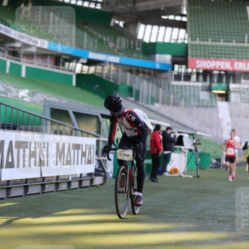 06.10.2024 - 19. swb-Marathon Bremen Yannick Fuchs http://msf.ph/oto/7374952 06.10.2024 10:16:37 Laufen im Stadion 44, 51, 7498, 8080, 8559 meine-sportfotos.de
