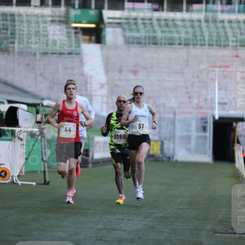 06.10.2024 - 19. swb-Marathon Bremen Yannick Fuchs http://msf.ph/oto/7374965 06.10.2024 10:16:39 Laufen im Stadion 44, 51, 7498, 8080, 8559, 8600 meine-sportfotos.de